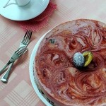 Творожно-сливовый желейный торт без выпечки