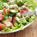 Салат из курицы и свежих овощей — отличный и быстрый ужин
